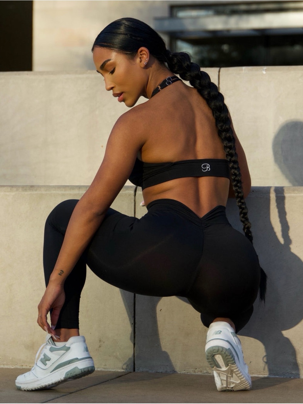 Bombshell Sportswear V-Back Leggings side pockets - Picture 2 of 7